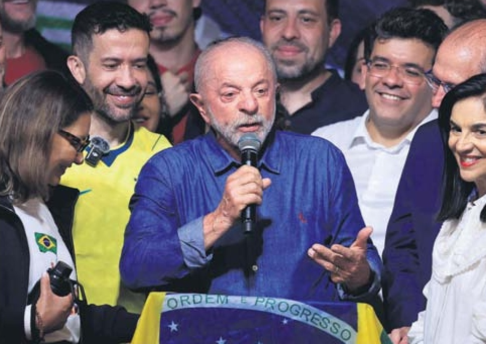 Brazīlijas prezidents un prezidenta vēlēšanu uzvarētājs Luīss Ināsiu Lula da Silva vēlēšanu naktī solīja strādāt visu brazīliešu labā. "Es vēlos izteikt pateicību brazīliešiem par šo augstsirdību, ko viņi man tik ilgi ir izrādījuši," paziņoja vēlēšanu uzvarētājs, piebilstot, ka pateicība pienākas "jauniešiem, kuri izgāja ielās, lai aizstāvētu demokrātiju, un vecajiem, kuri devās balsot".