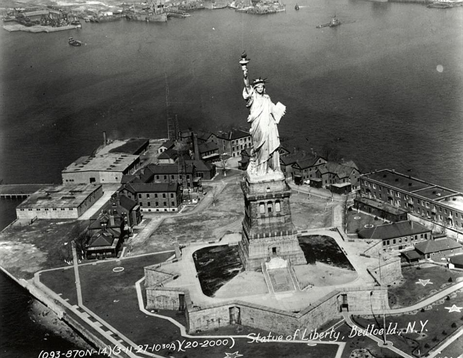 Skats uz Brīvības statuju 1927. gadā.