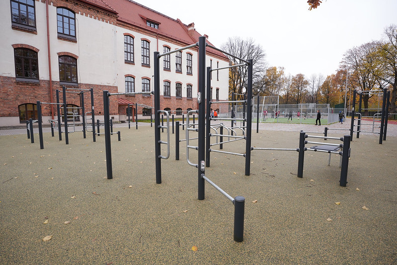 Rīgas 45. vidusskolas teritorijā atklāts jauns multifunkcionāls sporta laukums.