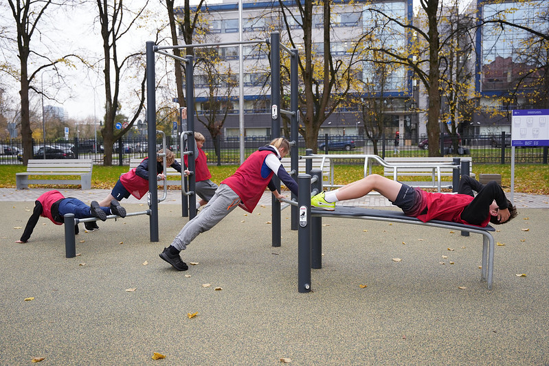 Rīgas 45. vidusskolas teritorijā atklāts jauns multifunkcionāls sporta laukums.