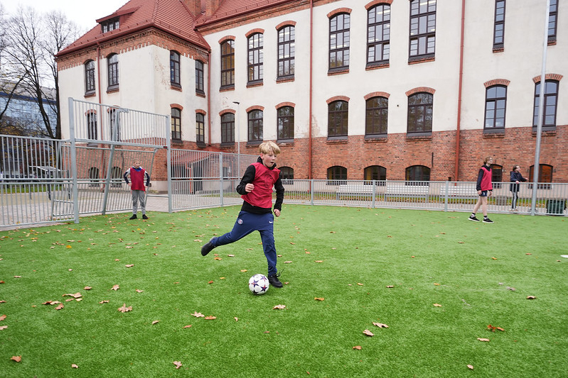 Rīgas 45. vidusskolas teritorijā atklāts jauns multifunkcionāls sporta laukums.