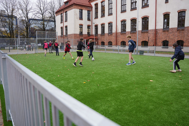Rīgas 45. vidusskolas teritorijā atklāts jauns multifunkcionāls sporta laukums.