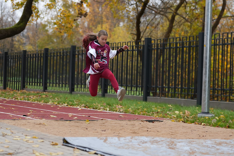 Rīgas 45. vidusskolas teritorijā atklāts jauns multifunkcionāls sporta laukums.