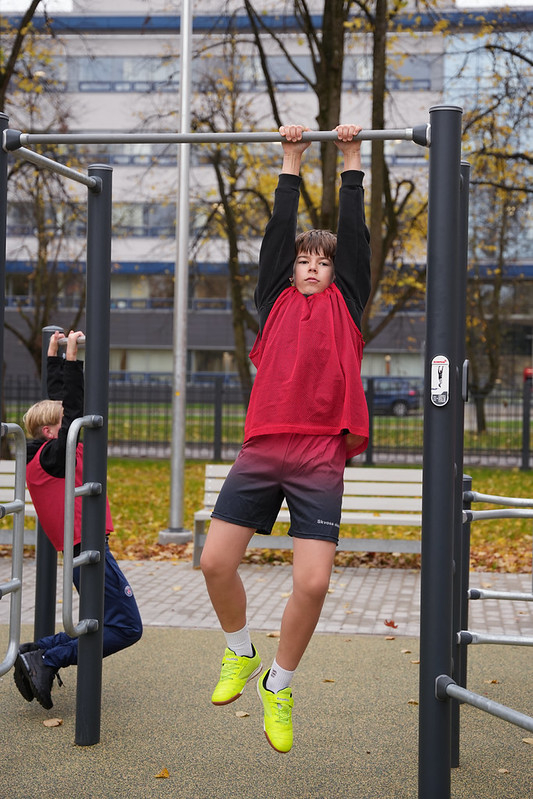 Rīgas 45. vidusskolas teritorijā atklāts jauns multifunkcionāls sporta laukums.