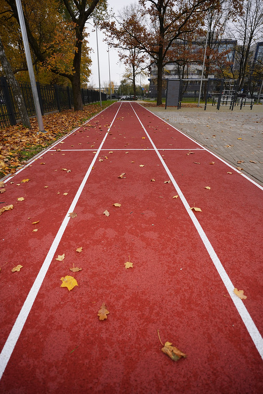 Rīgas 45. vidusskolas teritorijā atklāts jauns multifunkcionāls sporta laukums.