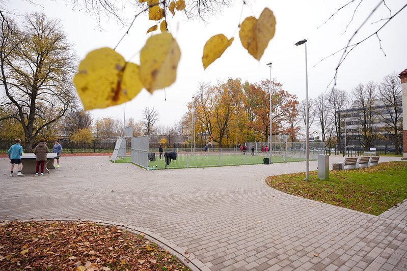 Rīgas 45. vidusskolas teritorijā atklāts jauns multifunkcionāls sporta laukums.