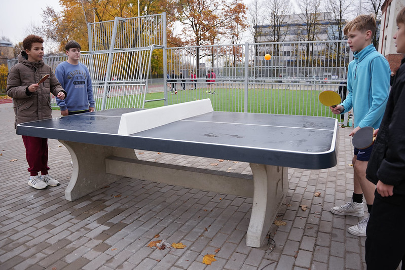 Rīgas 45. vidusskolas teritorijā atklāts jauns multifunkcionāls sporta laukums.