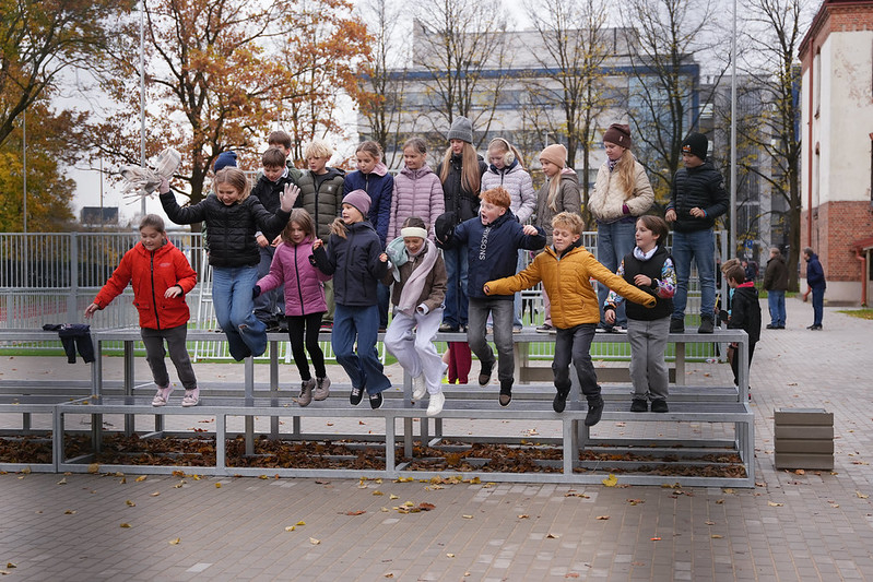 Rīgas 45. vidusskolas teritorijā atklāts jauns multifunkcionāls sporta laukums.