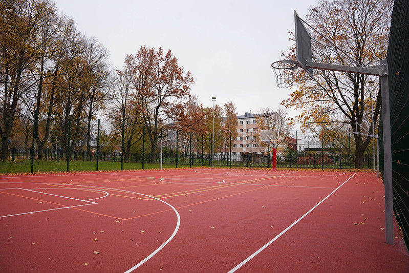 Rīgas 45. vidusskolas teritorijā atklāts jauns multifunkcionāls sporta laukums.