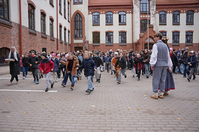 Rīgas 45. vidusskolas teritorijā atklāts jauns multifunkcionāls sporta laukums.
