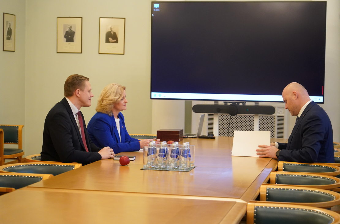 Jānis Dombrava, Ilze Indriksone, Andris Kulbergs. Sarunas par jauno valdību.