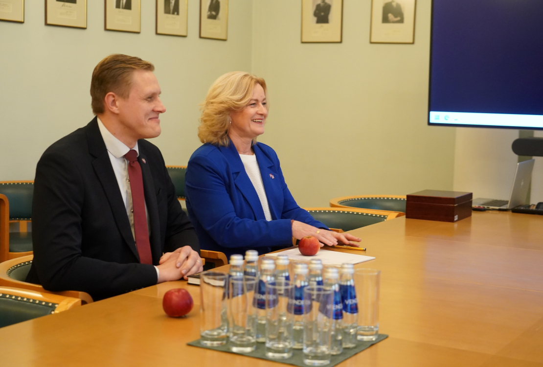Jānis Dombrava, Ilze Indriksone. Sarunas par jauno valdību.