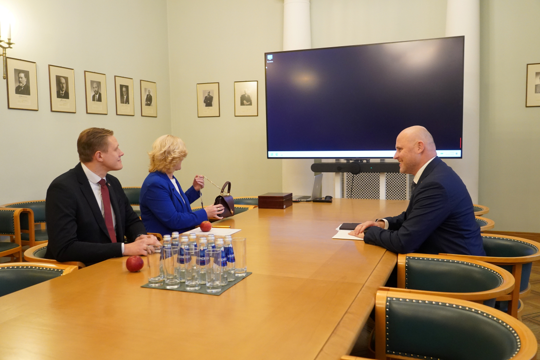 Jānis Dombrava, Ilze Indriksone, Andris Kulbergs. Sarunas par jauno valdību.