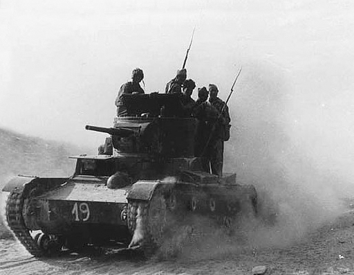 Padomju tanks ar spāņu republikāņu karavīriem 1937. gadā.