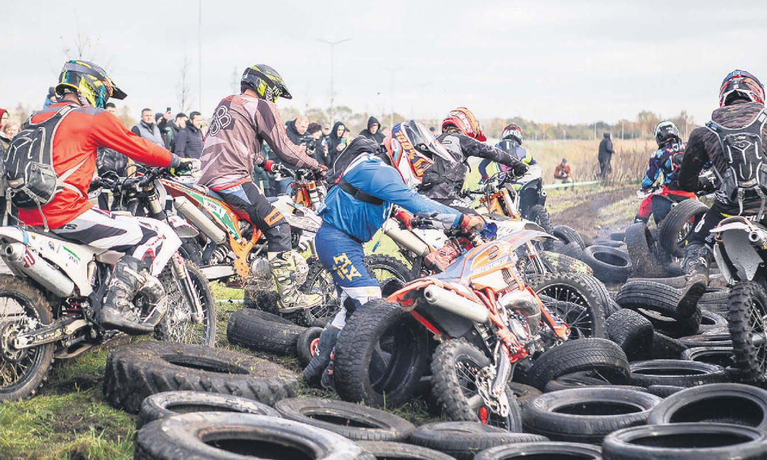 Liepājā notikušajās enduro sacensībās dalībniekiem nācās pārvarēt dažādus šķēršļus, diemžēl arī veselībai bīstamus.