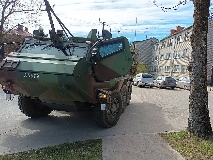 "Patria" stāvvietā pie Balvu viesnīcas šā gada pavasarī Zemessardzes mācību laikā – jaunā austrumu pierobežas ikdiena.