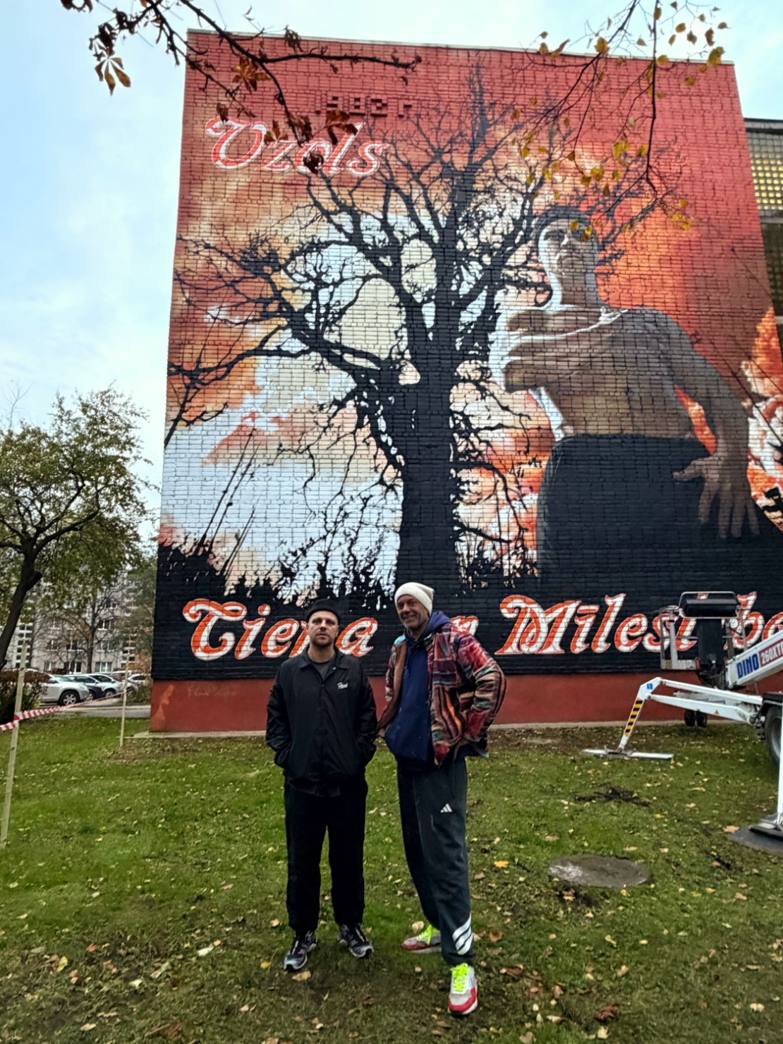 Ozols pie viņa debijas albuma "Cieņa un mīlestība" 25 gadu jubilejai veltītā murāļa.