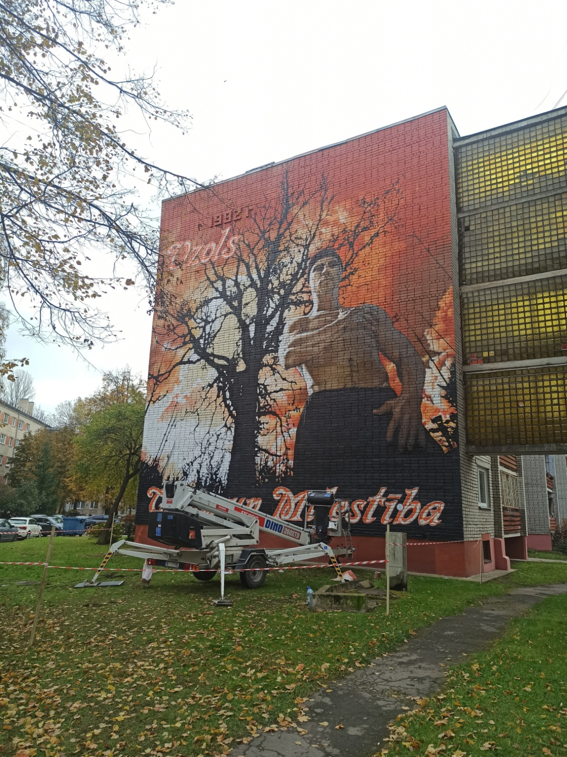 Pēc Ozola albuma "Cieņa un mīlestība" vāka motīviem veidotais murālis Mārupes ielas pagalmā.