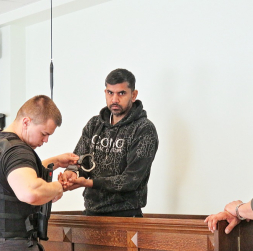 Pēc avārijas Džatinders Singhs (no labās) atrodas apcietinājumā un uz tiesu tika konvojēts. Pēc avārijas Džatinders Singhs (no labās) atrodas apcietinājumā un uz tiesu tika konvojēts.