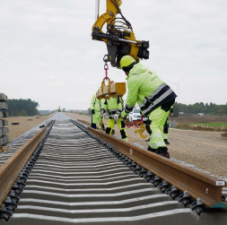Lietuvai ar “Rail Baltica” sliežu ceļa izbūvi sokas krietni labāk nekā Latvijai. Attēlā: sliežu ceļa izbūves sākums Jonavas rajonā pagājušā gada rudenī. Lietuvai ar “Rail Baltica” sliežu ceļa izbūvi sokas krietni labāk nekā Latvijai. Attēlā: sliežu ceļa izbūves sākums Jonavas rajonā pagājušā gada rudenī.