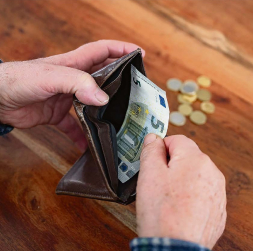 Ja strādājošiem pensionāriem pensija tiek pārrēķināta automātiski, tad kādēļ automātiski nevar pārrēķināt un atmaksāt arī pārmaksātās Valsts sociālās apdrošināšanas iemaksas, kādas veidojas strādājošiem pensionāriem? Ja strādājošiem pensionāriem pensija tiek pārrēķināta automātiski, tad kādēļ automātiski nevar pārrēķināt un atmaksāt arī pārmaksātās Valsts sociālās apdrošināšanas iemaksas, kādas veidojas strādājošiem pensionāriem?