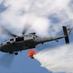 Smiltenes novadā trenējas dzēst plašu meža ugunsgrēku ar NBS helikopteru. Smiltenes novadā trenējas dzēst plašu meža ugunsgrēku ar NBS helikopteru.