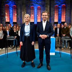 Zviedrijas premjerministrs Ulfs Kristersons un opozīcijā esošo sociāldemokrātu vadītāja Magdalēna Andešone trešdien pirms televīzijas debatēm. Sagaidāms, ka viens no šiem politiķiem vadīs nākamo Zviedrijas valdību.