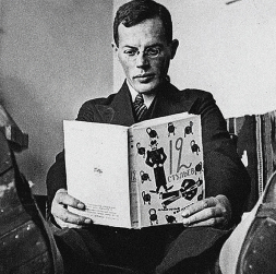 Padomju rakstnieks un satiriķis Iļja Ilfs (īstajā vārdā Iehiels-Leibs Fainzilbergs), 1930. gada fotografijā, lasot paša līdzautorībā sarakstīto romānu "Divpadsmit krēsli". Iļja Ilfs šo pasaulslaveno satīrisko darbu sarakstīja kopā ar savu ilggadējo līdzautoru Jevgeņiju Petrovu. Padomju rakstnieks un satiriķis Iļja Ilfs (īstajā vārdā Iehiels-Leibs Fainzilbergs), 1930. gada fotografijā, lasot paša līdzautorībā sarakstīto romānu "Divpadsmit krēsli". Iļja Ilfs šo pasaulslaveno satīrisko darbu sarakstīja kopā ar savu ilggadējo līdzautoru Jevgeņiju Petrovu.