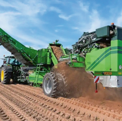 'AVR Ceres 440' kartupeļu stādāmais agregāts. 'AVR Ceres 440' kartupeļu stādāmais agregāts.