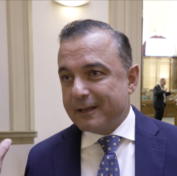 Veselības ministrs (Jaunā Vienotība) Hosams Abu Meri.