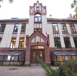 Māras Muižnieces Rīgas Mākslas skolas jaunās ēkas atklāšanas pasākums Āgenskalnā.