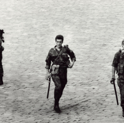 Rīgas pilsētas Iekšlietu pārvaldes speciālo uzdevumu milicijas vienības Omon kaujinieki Rīgā, Doma laukumā, 1991. gada augusta puča dienās. Rīgas pilsētas Iekšlietu pārvaldes speciālo uzdevumu milicijas vienības Omon kaujinieki Rīgā, Doma laukumā, 1991. gada augusta puča dienās.