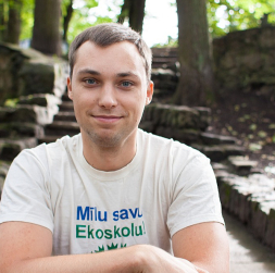 Vides izglītības fonda Ekoskolu programmas vadītājs Daniels Trukšāns: "Arvien biežāk skolēni pāriet no īstermiņa akcijām uz ilgtermiņa pārmaiņām savā skolā un kopienā, kas ir viens no būtiskākajiem Ekoskolu pieejas ieguvumiem." Vides izglītības fonda Ekoskolu programmas vadītājs Daniels Trukšāns: "Arvien biežāk skolēni pāriet no īstermiņa akcijām uz ilgtermiņa pārmaiņām savā skolā un kopienā, kas ir viens no būtiskākajiem Ekoskolu pieejas ieguvumiem."