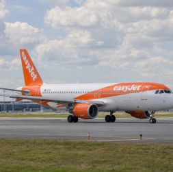 Lidsabiedrība "easyJet". Ilustratīvs attēls. Lidsabiedrība "easyJet". Ilustratīvs attēls.