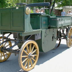 Pirmais kravas auto.
