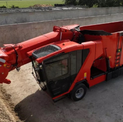 'Kuhn Antea Intense' barības maisītājs. 'Kuhn Antea Intense' barības maisītājs.