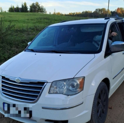 Migrantu pārvadāšanai izmantotais "Chrysler" markas automobilis.