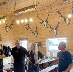 Starptautiskā pieredzes apmaiņas komanda ieradusies "Jasmīnu" šautuves ēkā, un stāstījums par saimniecību var sākties. No kreisās: austrietis Ralfs Tačls, grieķis Stamatis Triantafilojs, organizatore un BLSDAA pārstāve Māra Paeglīte un saimnieks Edmunds Juškevičs. Starptautiskā pieredzes apmaiņas komanda ieradusies "Jasmīnu" šautuves ēkā, un stāstījums par saimniecību var sākties. No kreisās: austrietis Ralfs Tačls, grieķis Stamatis Triantafilojs, organizatore un BLSDAA pārstāve Māra Paeglīte un saimnieks Edmunds Juškevičs.