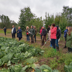 Zīmīgi, ka interesentu vidū Lauka dienā bija ne tikai dārzeņu audzētāji, bet arī vairāku firmu un Latvijas Lauku konsultāciju un izglītības centra pārstāvji. Zīmīgi, ka interesentu vidū Lauka dienā bija ne tikai dārzeņu audzētāji, bet arī vairāku firmu un Latvijas Lauku konsultāciju un izglītības centra pārstāvji.