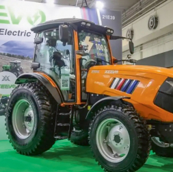 'Xeevo E904i' traktors. 