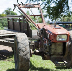 Ar motobloku nepārvietojas pa ceļu. Ar motobloku nepārvietojas pa ceļu.