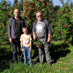 Kaspars Ofkants (no kreisās) ar dēliņu Albertu un Guntis Ofkants. Kaspars Ofkants (no kreisās) ar dēliņu Albertu un Guntis Ofkants.
