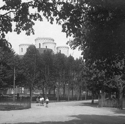 Kūrmājas prospekts ar katedrāles mūriem 20. gs. 20. gados. Kūrmājas prospekts ar katedrāles mūriem 20. gs. 20. gados.