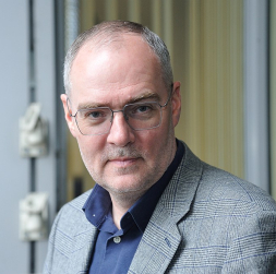 Latvijas Transportlīdzekļu apdrošināšanas biroja valdes priekšsēdētājs Jānis Abāšins: "Turpmāk cietušais varēs saņemt zaudējumu atlīdzību no OCTA arī tajos gadījumos, kad ceļu satiksmes negadījumā vainīgais paliek nenoskaidrots. Taču šeit ir viena ļoti būtiska piebilde – jābūt ceļu policijas atzinumam, ka satiksmes līdzeklis bojāts tik ļoti, ka tam liegta turpmākā piedalīšanās satiksmē. Tas nepieciešams, lai nošķirtu šos gadījumus no stāvvietās iegūtajām buktēm un skrāpējumiem, kuru vaininieki nav zināmi." Latvijas Transportlīdzekļu apdrošināšanas biroja valdes priekšsēdētājs Jānis Abāšins: "Turpmāk cietušais varēs saņemt zaudējumu atlīdzību no OCTA arī tajos gadījumos, kad ceļu satiksmes negadījumā vainīgais paliek nenoskaidrots. Taču šeit ir viena ļoti būtiska piebilde – jābūt ceļu policijas atzinumam, ka satiksmes līdzeklis bojāts tik ļoti, ka tam liegta turpmākā piedalīšanās satiksmē. Tas nepieciešams, lai nošķirtu šos gadījumus no stāvvietās iegūtajām buktēm un skrāpējumiem, kuru vaininieki nav zināmi."