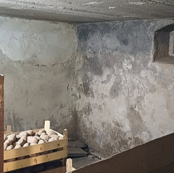 Bijušo slēpni tagadējie saimnieki pilnībā izmanto kā pagrabu. Sienā vēl izceļas vieta, kur atradusies slepenā ieeja. Bijušo slēpni tagadējie saimnieki pilnībā izmanto kā pagrabu. Sienā vēl izceļas vieta, kur atradusies slepenā ieeja.