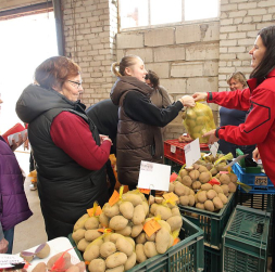 Kartupeļu pagraba svētku apmeklētāju bija tik daudz, ka visu dienu pie tirdzniecības stenda pulcējās rinda. Kartupeļu pagraba svētku apmeklētāju bija tik daudz, ka visu dienu pie tirdzniecības stenda pulcējās rinda.