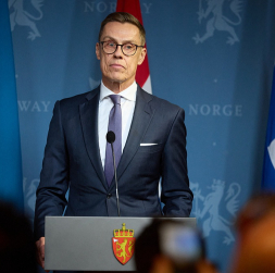Somijas prezidents Aleksandrs Stubs preses konferencē Oslo, kur viņš otrdien tikās ar Ukrainas prezidentu Volodimiru Zelenski un ASV prezidenta Donalda Trampa sūtni Stīvu Vitkofu. "Miers prasa pacietību, bet diemžēl karš negaida. Cilvēki mirst katru dienu. Es domāju, ka šodien tika sperts solis pareizā virzienā," preses konferencē paziņoja Somijas prezidents.