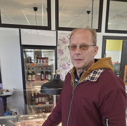 "Mūsu uzņēmuma devīze ir "Mēs strādājam jūsu svētkos!", kas parasti ir brīvdienās. Aizkraukles novadā banketu rīkošana joprojām ir populāra. Lai arī lielas kāzas vairs reti kurš organizē, joprojām tiek rīkotas ģimenes svinības, apaļās dzīves jubilejas – īpaši gados vecākiem cilvēkiem, kuriem tās sarūpē bērni un mazbērni," stāsta viens no uzņēmuma "Vējkalni Miki" saimniekiem Ilmārs Klaužs. "Mūsu uzņēmuma devīze ir "Mēs strādājam jūsu svētkos!", kas parasti ir brīvdienās. Aizkraukles novadā banketu rīkošana joprojām ir populāra. Lai arī lielas kāzas vairs reti kurš organizē, joprojām tiek rīkotas ģimenes svinības, apaļās dzīves jubilejas – īpaši gados vecākiem cilvēkiem, kuriem tās sarūpē bērni un mazbērni," stāsta viens no uzņēmuma "Vējkalni Miki" saimniekiem Ilmārs Klaužs.