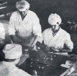 "Gotiņu" cehs Skrīveros 1983. gadā. "Gotiņu" cehs Skrīveros 1983. gadā.