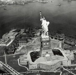 Skats uz Brīvības statuju 1927. gadā.
